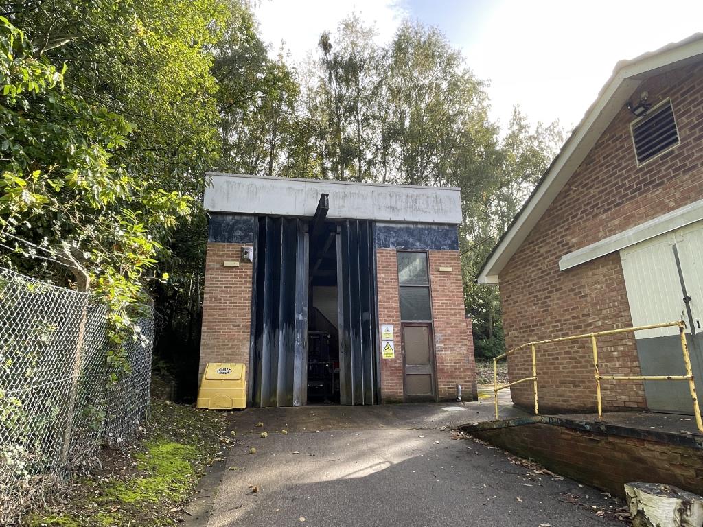 Lot: 10 - SUBSTANTIAL FORMER RESEARCH PREMISES IN 2.5 ACRES WITH OFFICES, LABORATORIES, WORKSHOPS AND STORES - General view of laboratories, offices & stores